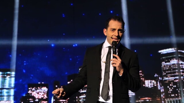 Il ‘Bis’ di Francesco Cicchella: il comico partenopeo protagonista al Teatro del Fuoco